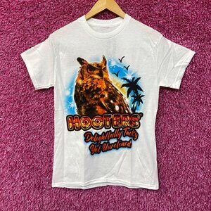 Hooters Delightfully Tacky Yet Unrefined T-Shirt Small